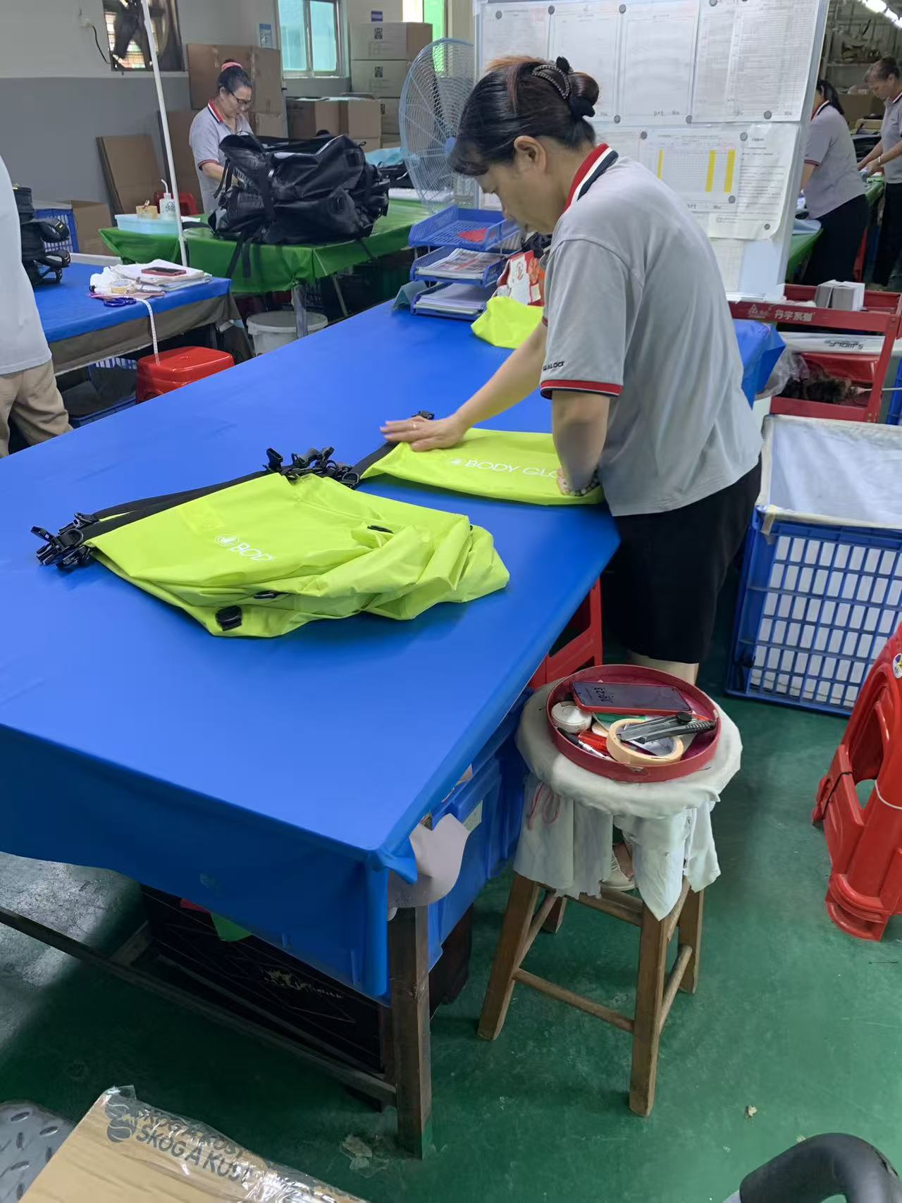 Cara Pesanan Beg Kering Roll-Top Keterlihatan Tinggi Dijahit, Disemak dan Dikotak